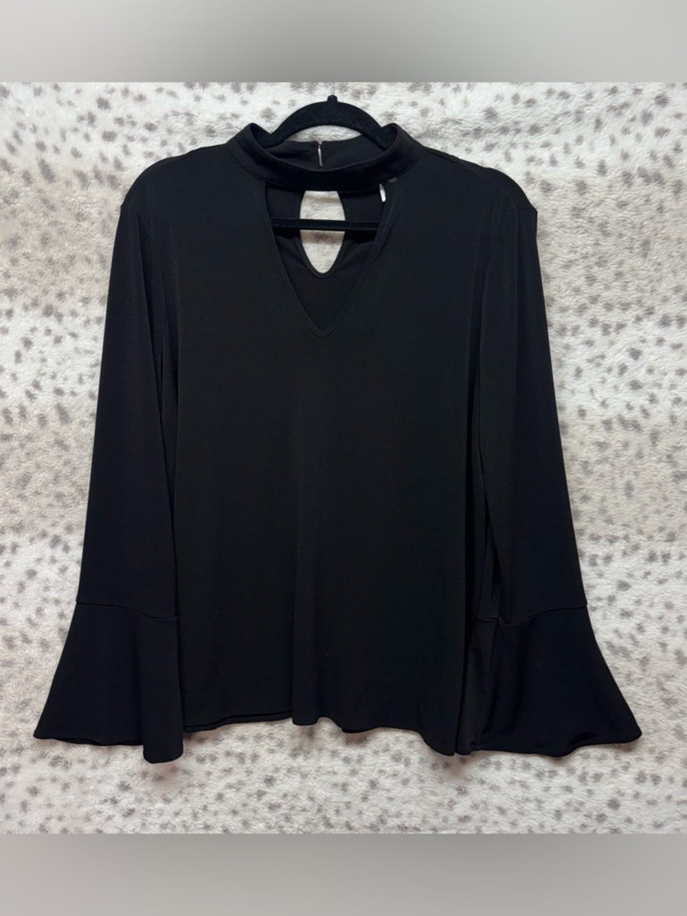LONDON TIMES BELL SLEEVE CUT OUT TOP